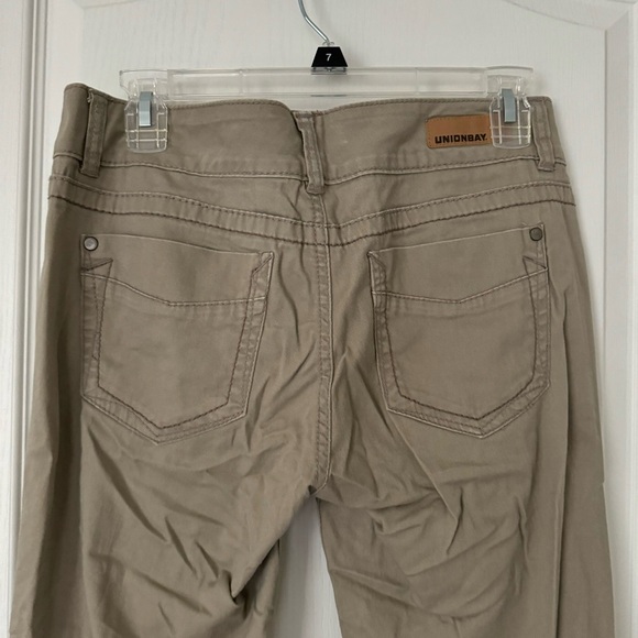 Union bay Khaki pants skinny leg - Picture 3 of 4